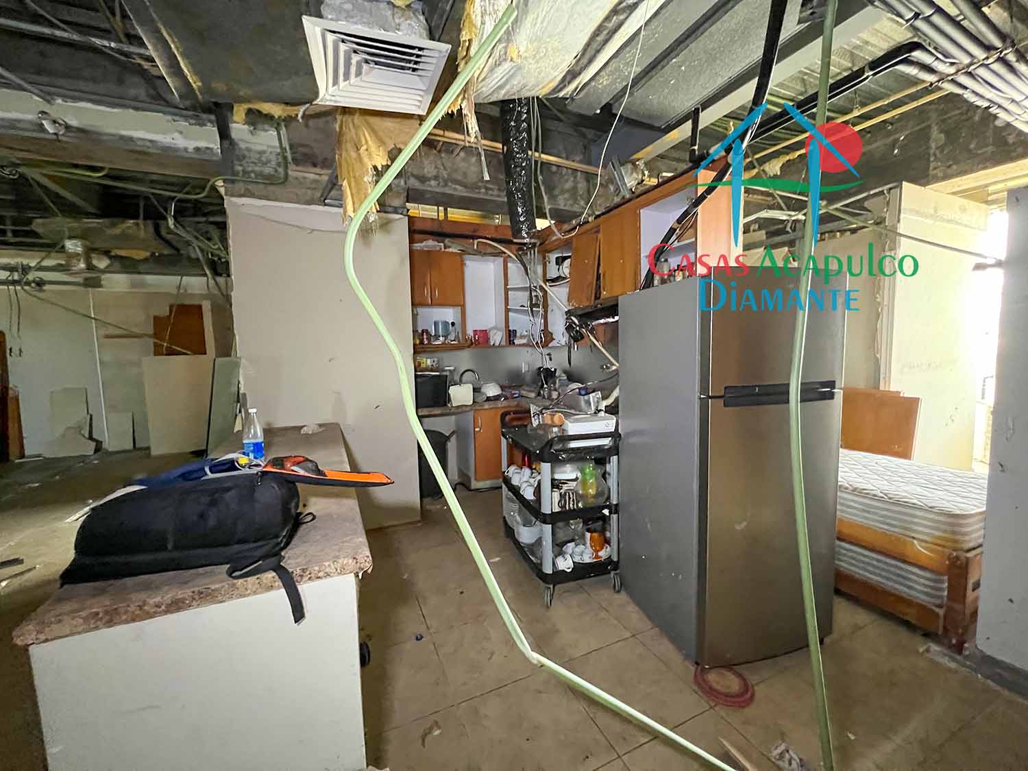 Galápagos 1001 - Cocina después de Otis 1